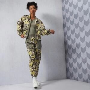 Nike Sportswear Camo Jacket & Wind Break Pants - Size Medium